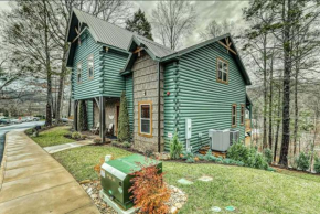 The Great Dogwood Manor by Stony Brook Cabins